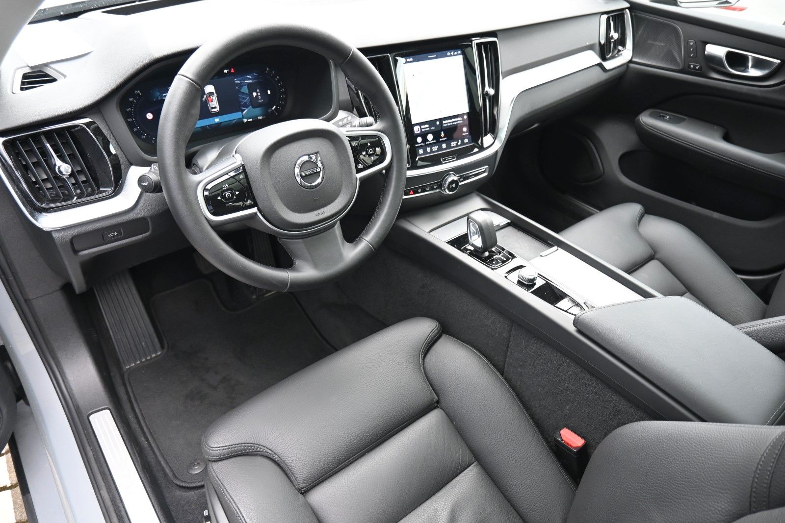 Fahrzeugabbildung Volvo V60 B4 DKG Plus Dark*HuD*PANO*360°*ACC