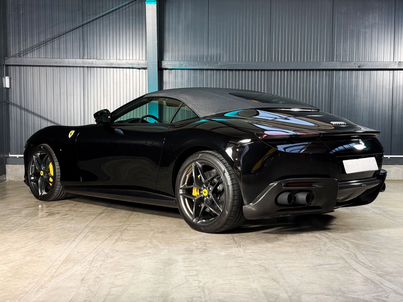 Fahrzeugabbildung Ferrari Roma Spider + Carbon + Daytona + ACC + 360 Grad