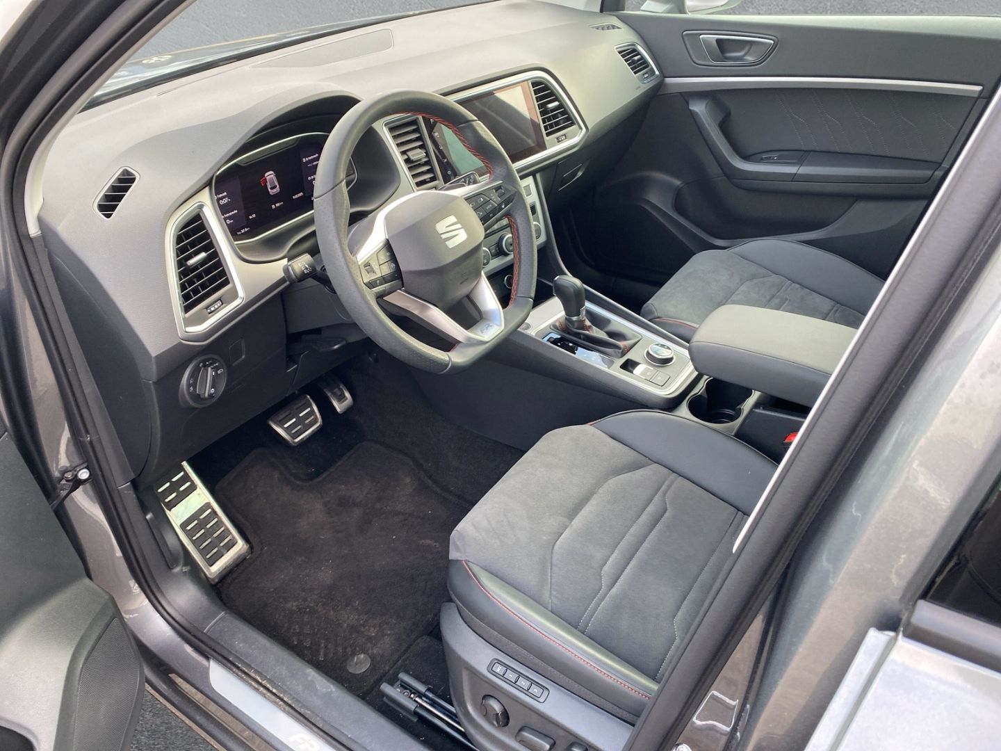 Fahrzeugabbildung SEAT Ateca FR 4Drive 2.0 TDI EU6d AD AHK-klappbar Nav