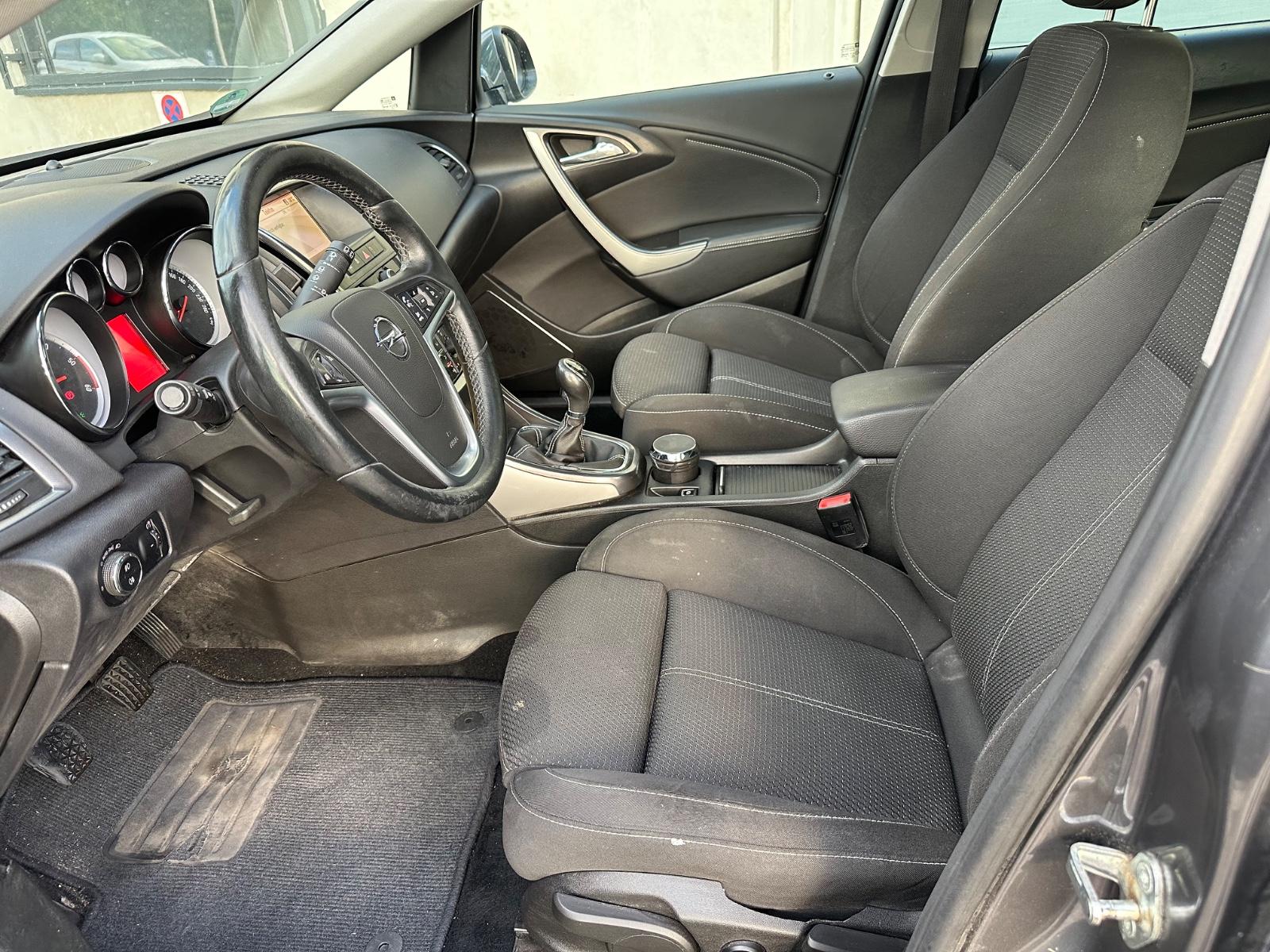 Opel Astra 2011 — photo 24