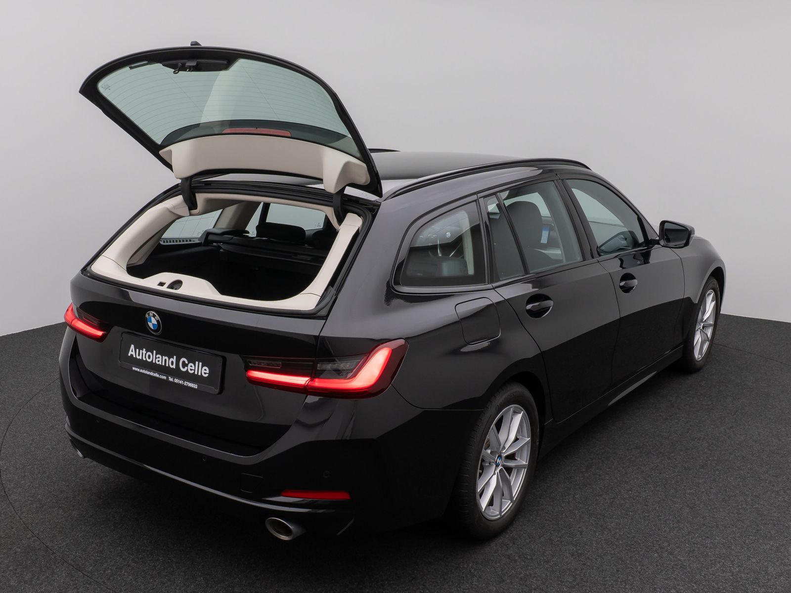 Fahrzeugabbildung BMW 330i xD DAB HUD CockPitPro PDCFernlichtassist