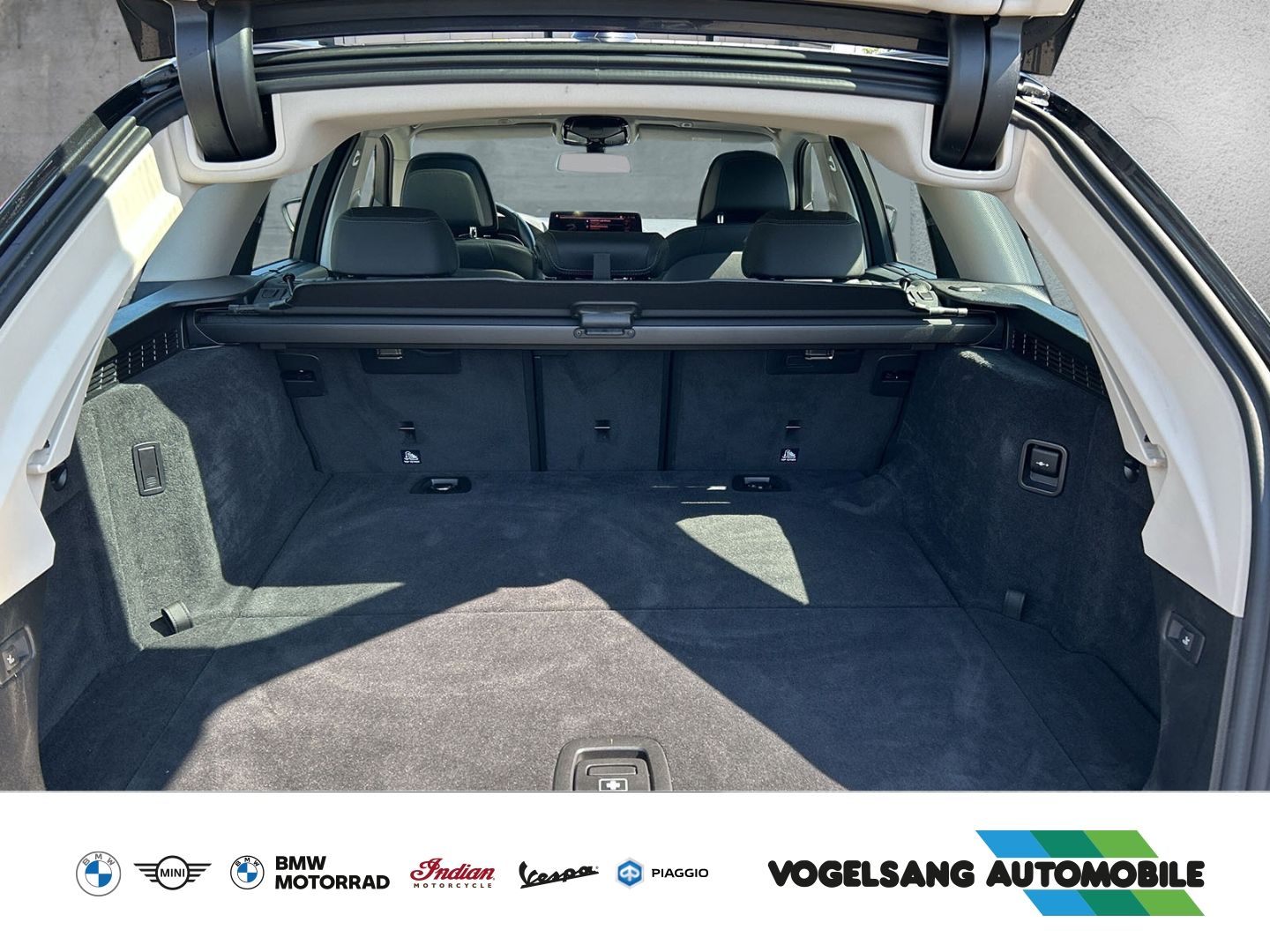 Fahrzeugabbildung BMW 530 e Touring Panorma Komfortsitze Head-Up WLAN
