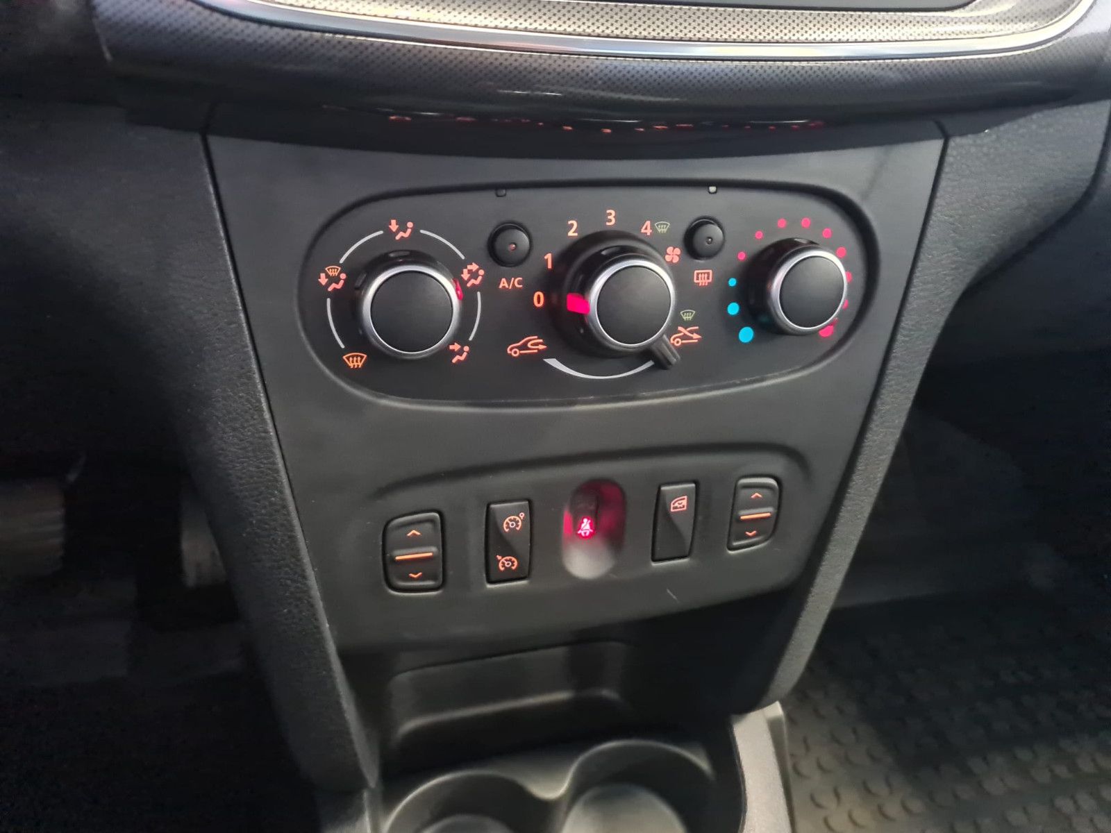 Fahrzeugabbildung Dacia Logan MCV II Kombi Stepway / KLIMA / NAVI