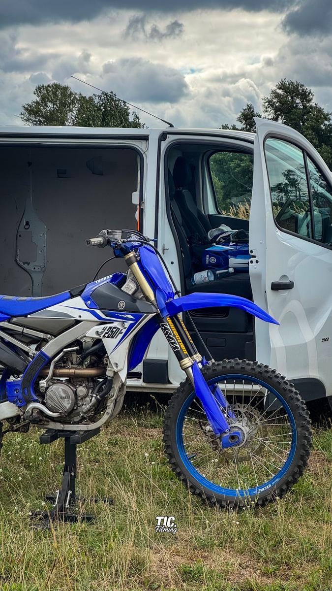 Yamaha YZF 2014 — салон