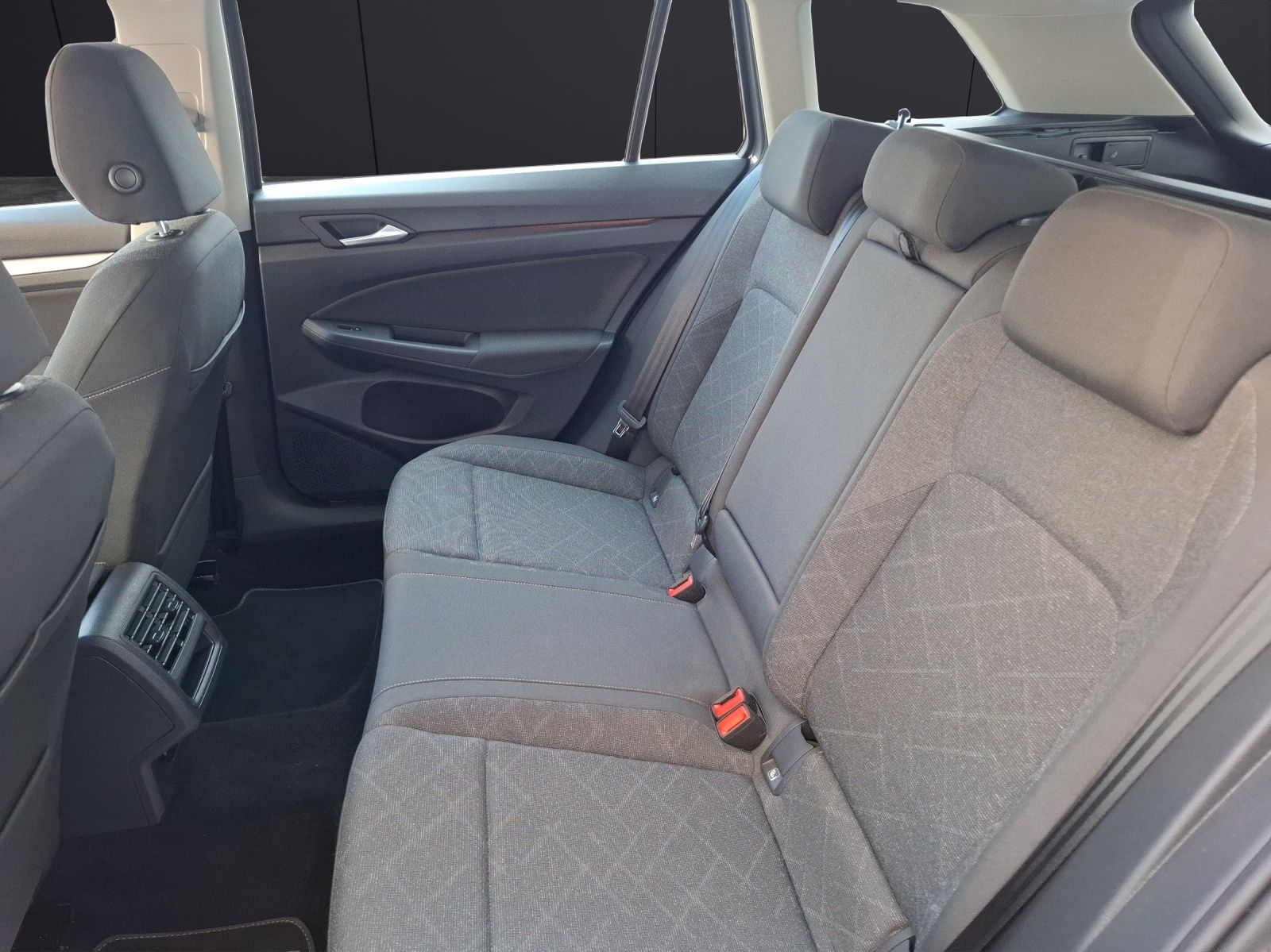 Fahrzeugabbildung Volkswagen Golf VIII Variant eTSI Life DSG LED AHK Navi AID