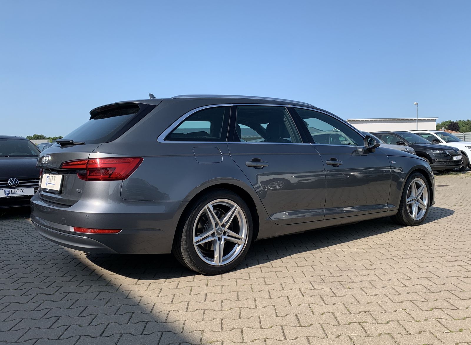 Fahrzeugabbildung Audi A4 2.0 TDI*S Line*Leder*Head-Up*VC*Cam*LED*AHK*