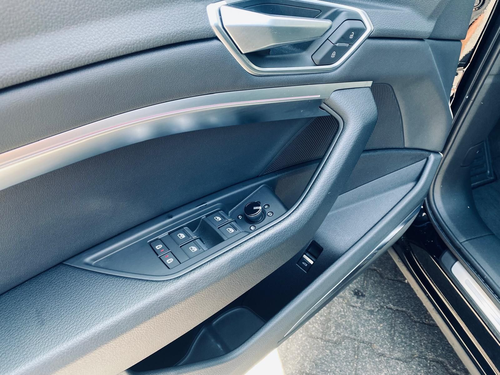 Fahrzeugabbildung Audi e-tron 55 Quat S LINE LUFT+LED+NAVI+SHZ+KAM+B&O+
