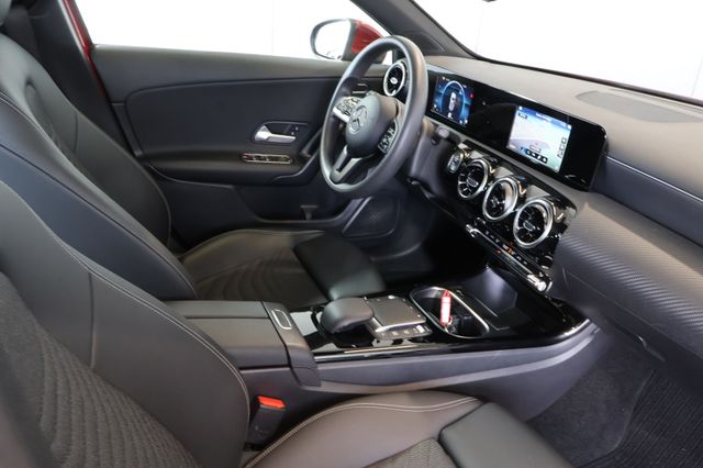 Mercedes-Benz A 180 MBUX+LANE+KAM+NAVI+PANO+ALU