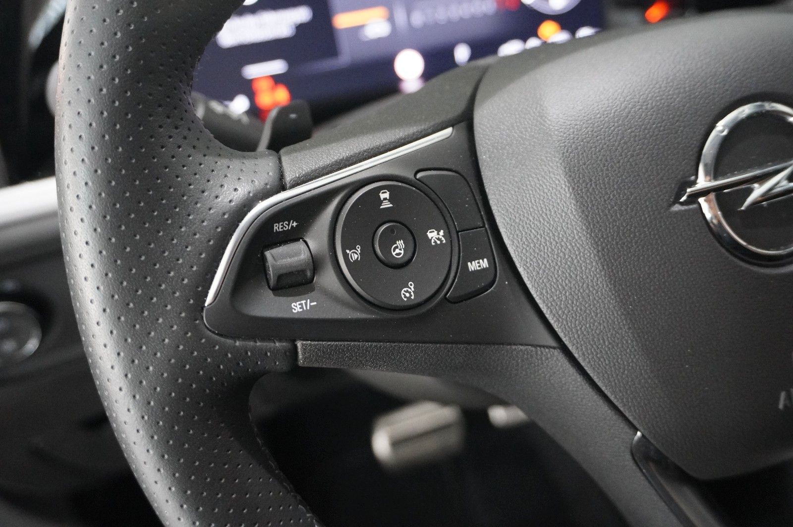 Fahrzeugabbildung Opel Grandland (X) 1.6T GSe HYBRID 4X4 NAVI/LED/SPORT