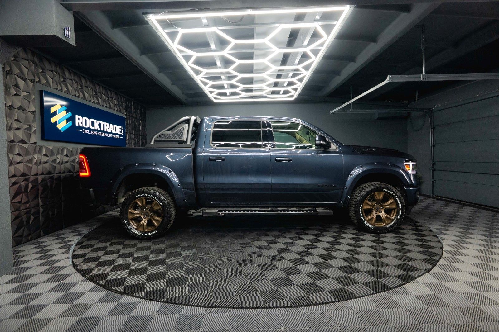 Fahrzeugabbildung Dodge RAM 5.7 V8 HEMI 4x4 Offroad LARAMIE Night 19%