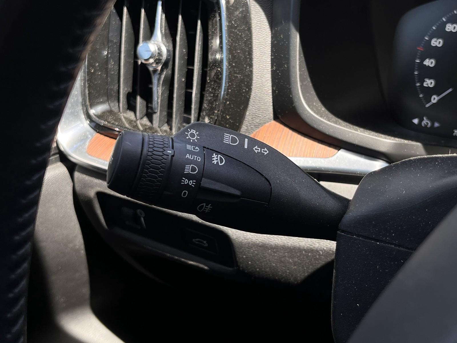 Volvo V60 Kombi AWD /HK-ANLAGE/LED/NAVI/LEDER/