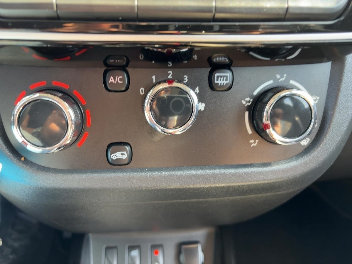 Fahrzeugabbildung Dacia Spring Expression 45 Navi Kamera - mit KI generiert/bearbeitet