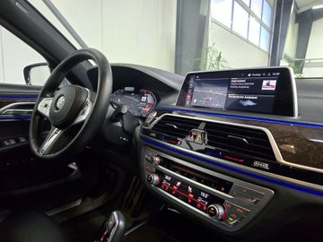 BMW 750 - 2