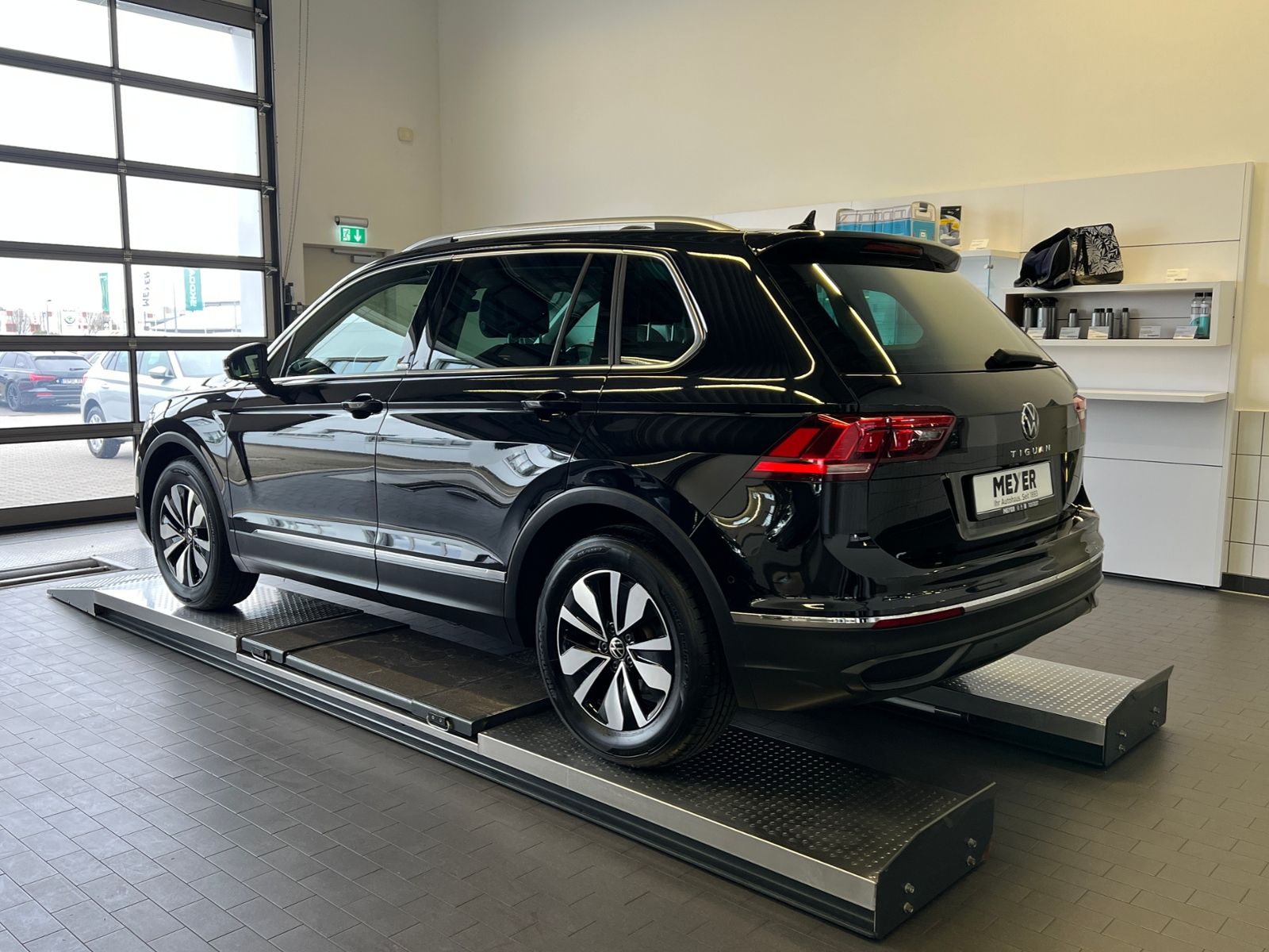 Fahrzeugabbildung Volkswagen Tiguan MOVE 1.5 TSI DSG *AHK, LED, Navi, 17'-LM*