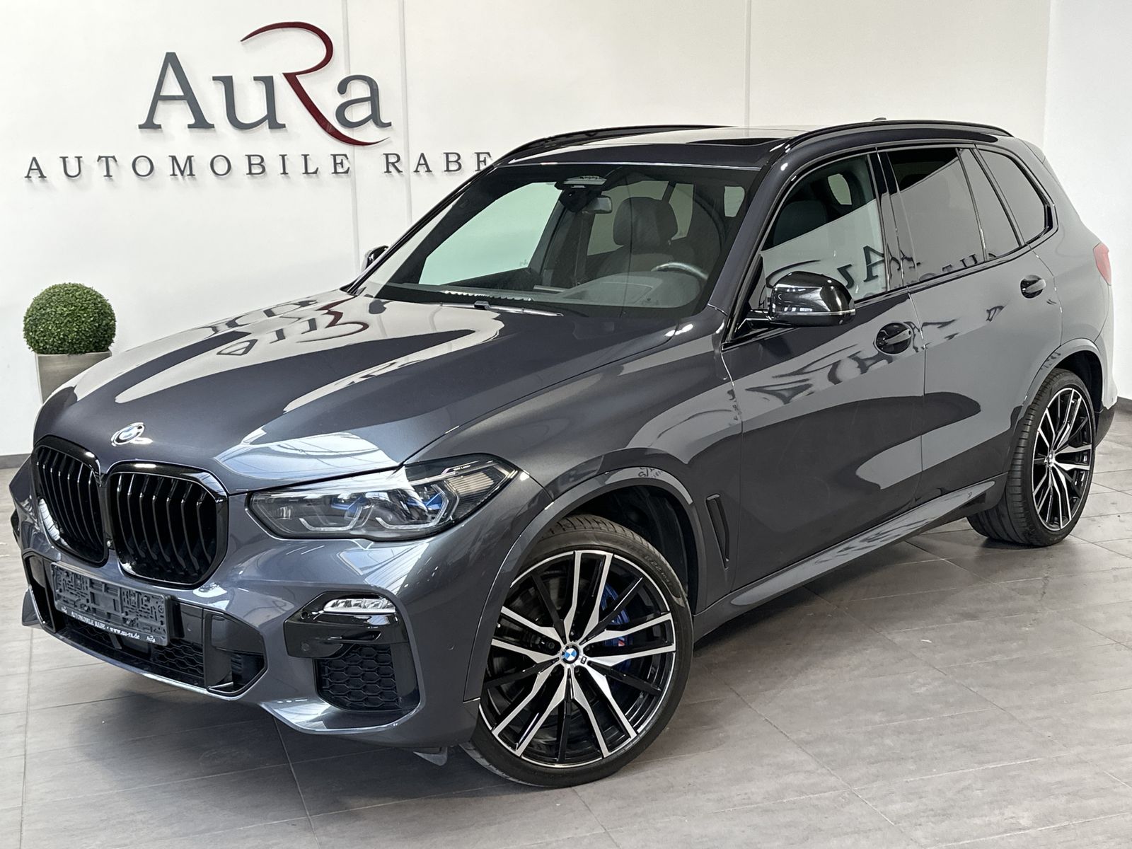Fahrzeugabbildung BMW X5 M50i NAV+LASER+AHK+HEAD-UP+22ZO+PANO+360GRAD