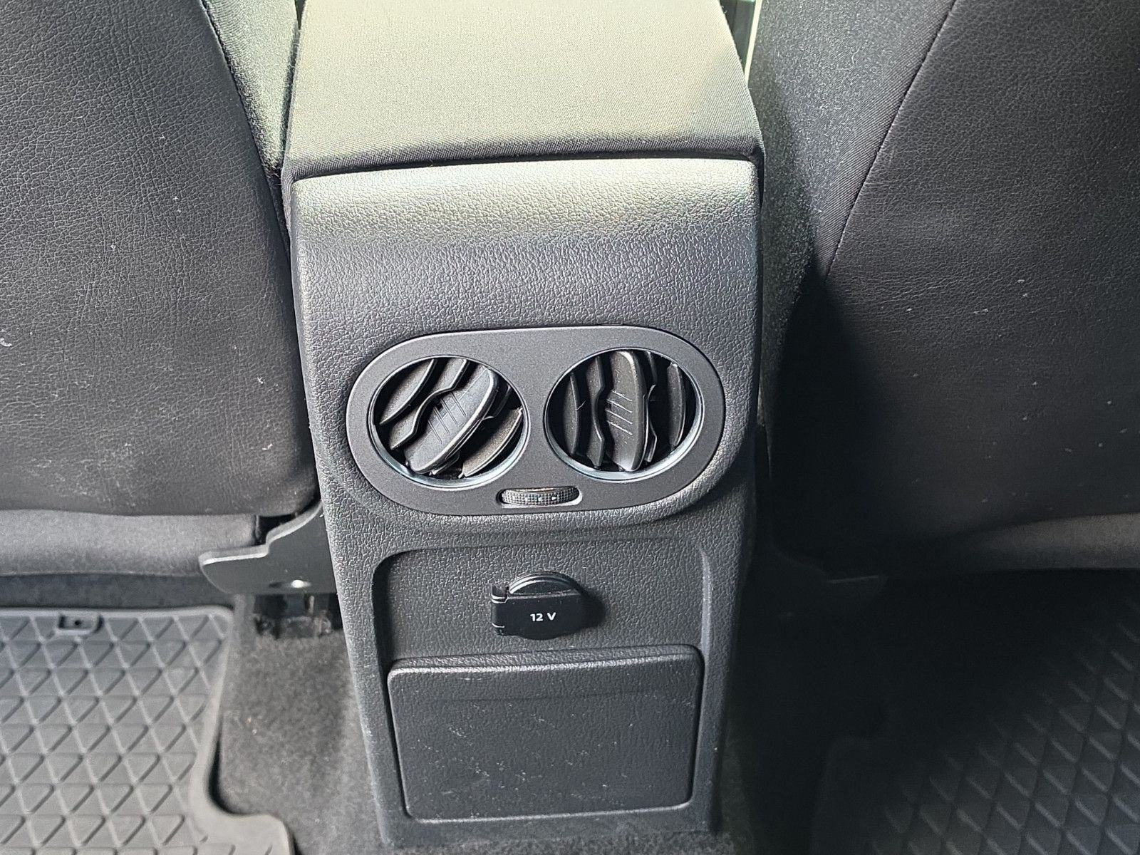 Fahrzeugabbildung Volkswagen Tiguan AHK TEMPOMAT PDC SHZ TÜV SERVICE NEU