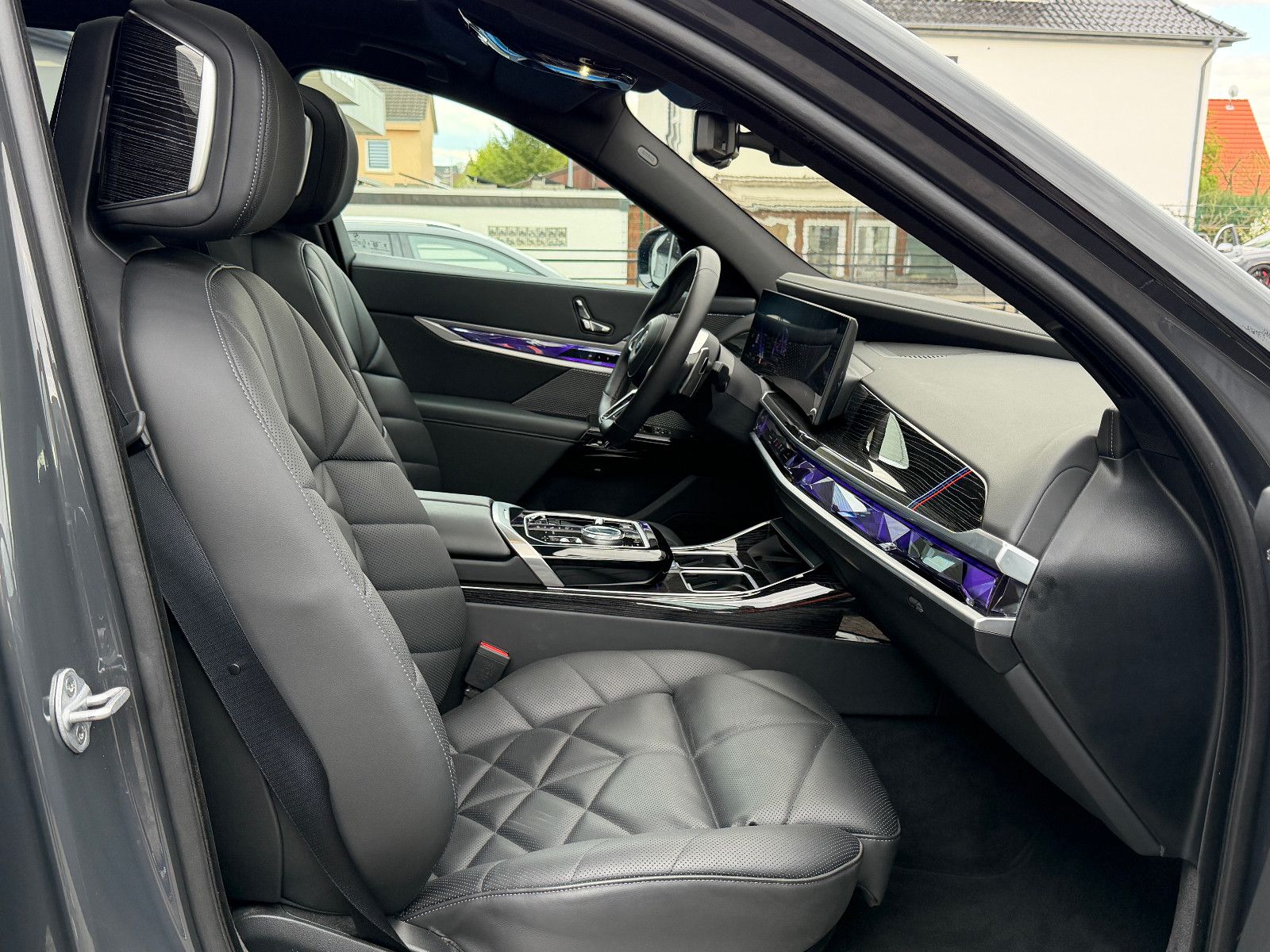 Fahrzeugabbildung BMW 740 d xDrive M Sport/CINEMA-TV/SKY LOUNGE/ICONIC