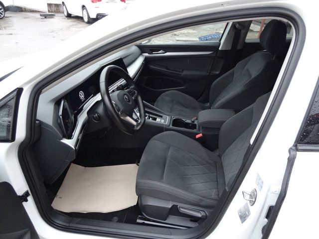 Fahrzeugabbildung Volkswagen Golf VIII Lim. Life/DSG/Navi/AHK/LED/PDC/150PS/