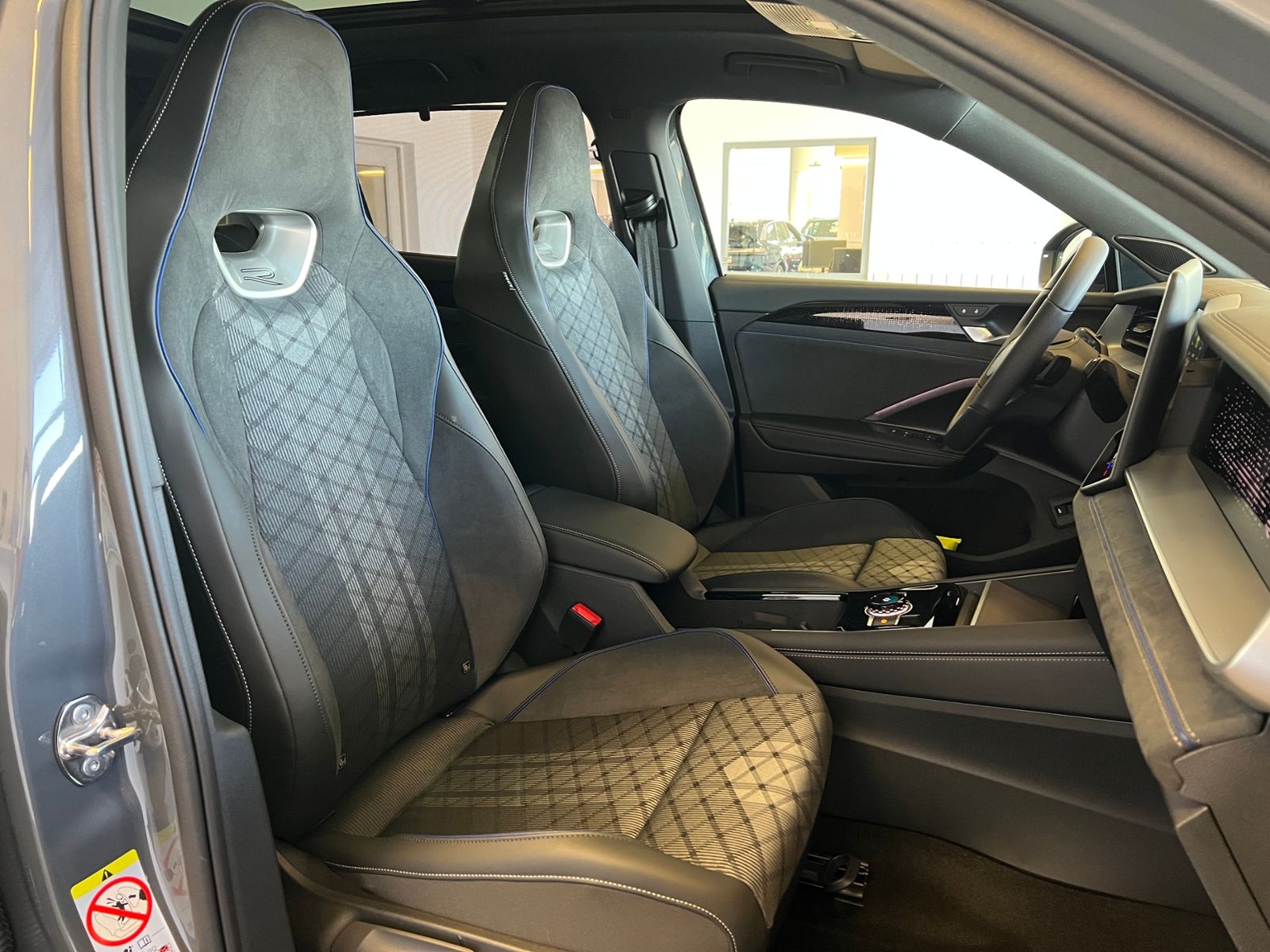 Fahrzeugabbildung Volkswagen Tayron R-Line 2.0 TDI DSG 4MOTION *AHK,Navi,Stan