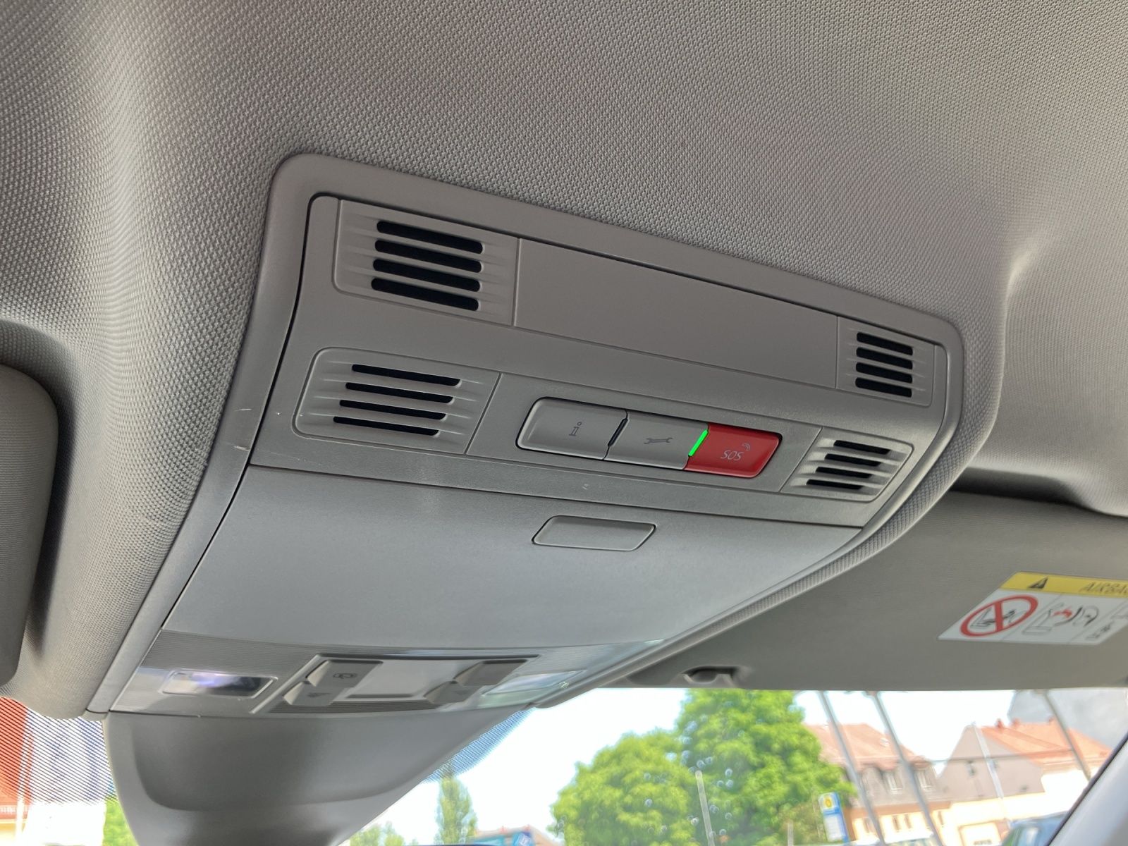 Fahrzeugabbildung Volkswagen Tiguan TSI Life Matrix AHK ACC PDC  SH LM