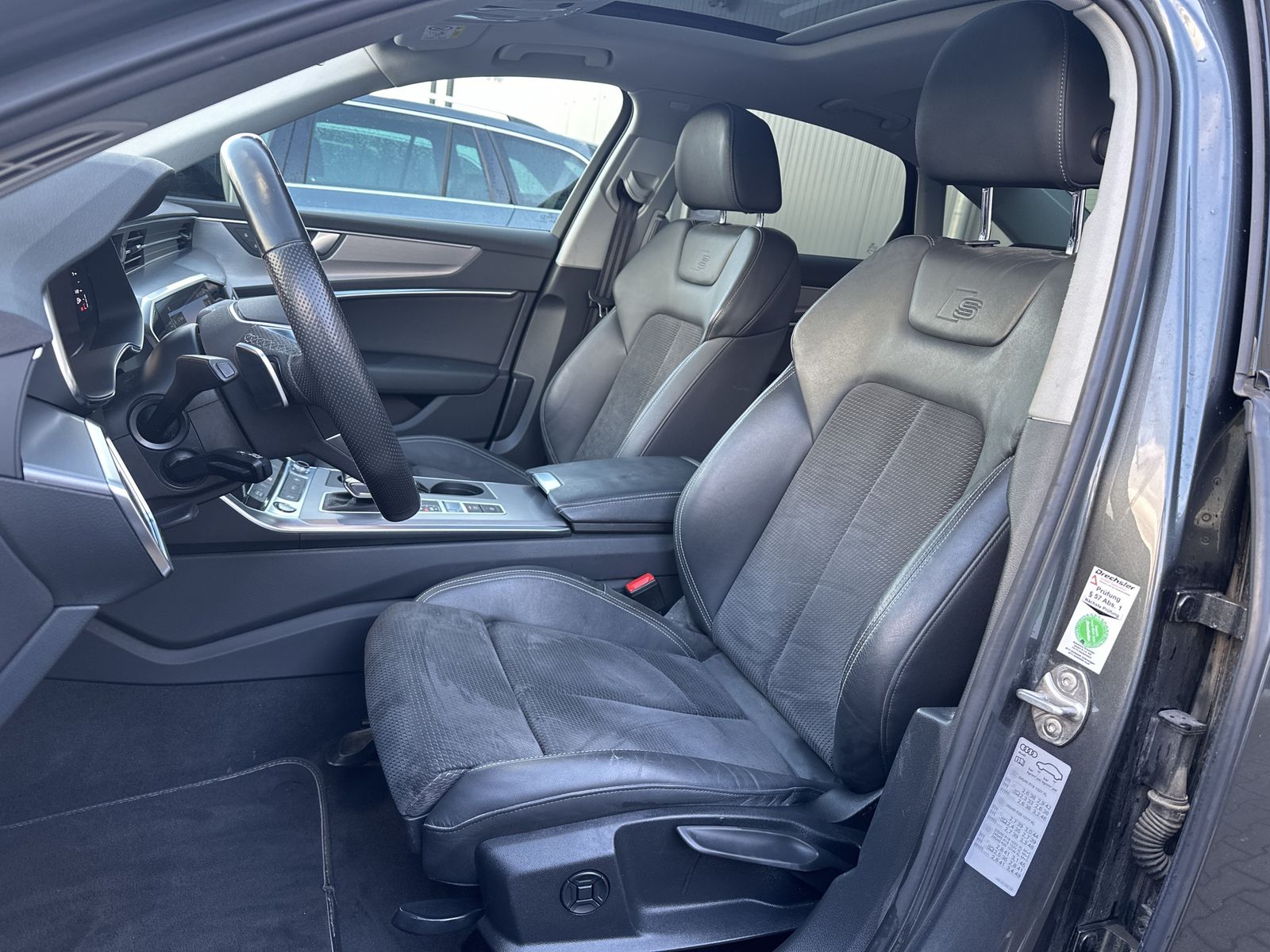 Fahrzeugabbildung Audi A6 55 TFSI e Quattro S-Line NAV+MATRIX+AHK+PANO
