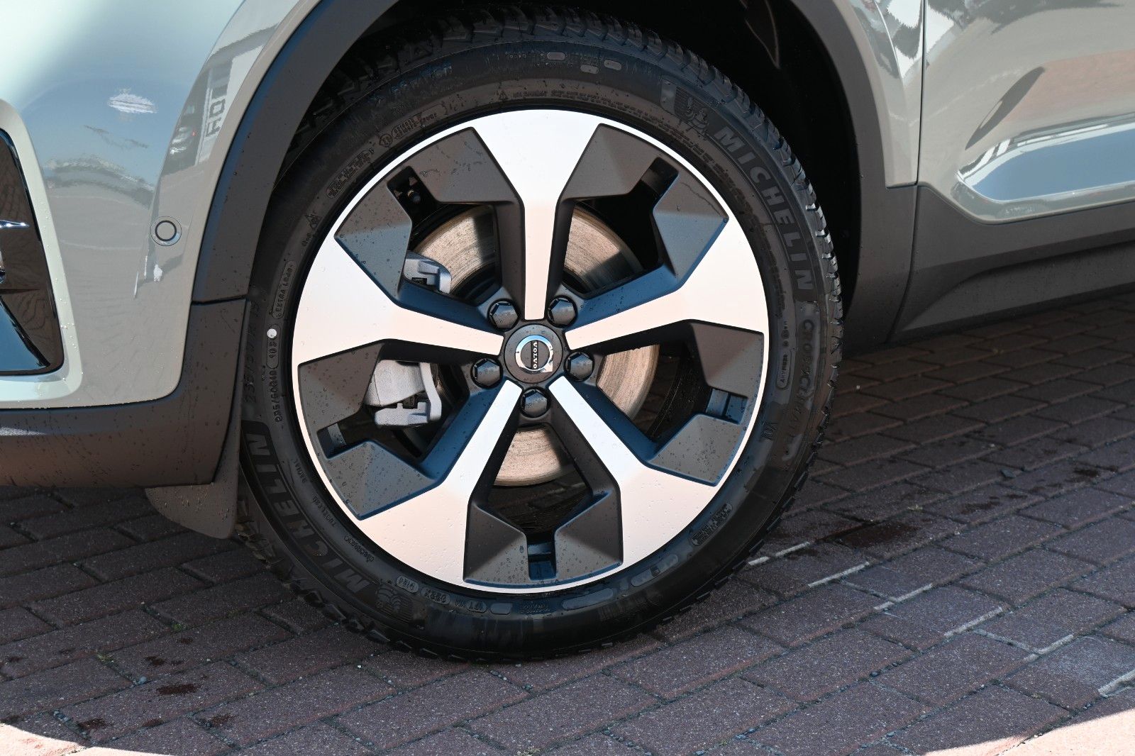 Fahrzeugabbildung Volvo XC40 B4 DKG Plus Dark*FSHZG*360°*ACC*Allwetter*