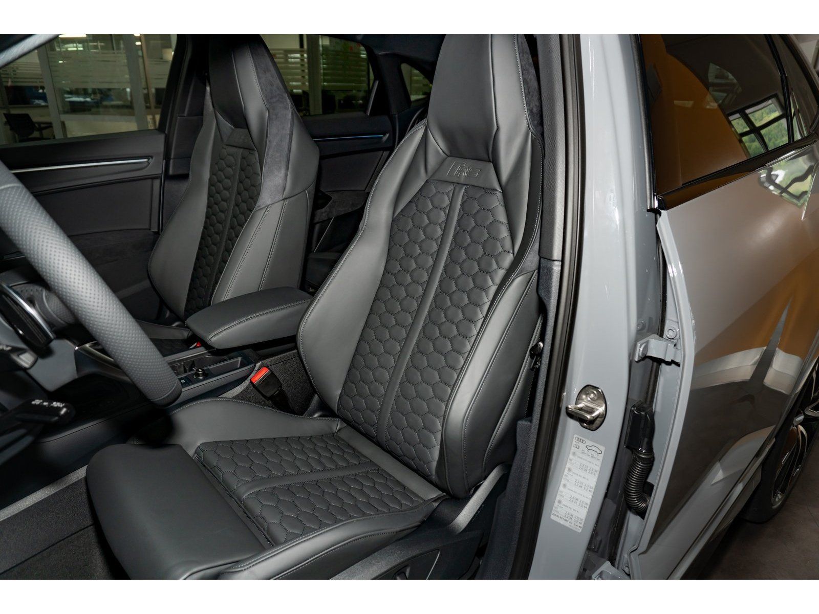 Fahrzeugabbildung Audi RS Q3 SB Essential Garantie`28 im Kundenauftrag
