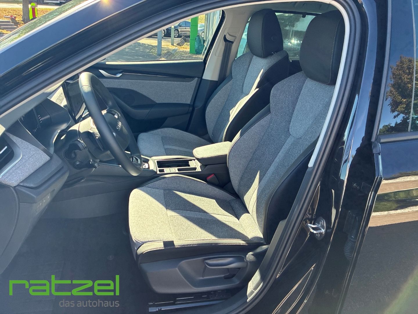 Fahrzeugabbildung SKODA Octavia Combi Selection 2.0 TDI HUD Navi Digital