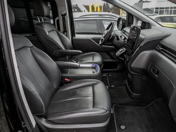 Hyundai Staria 2.2 Signature 4WD Leder Autobahnassistent