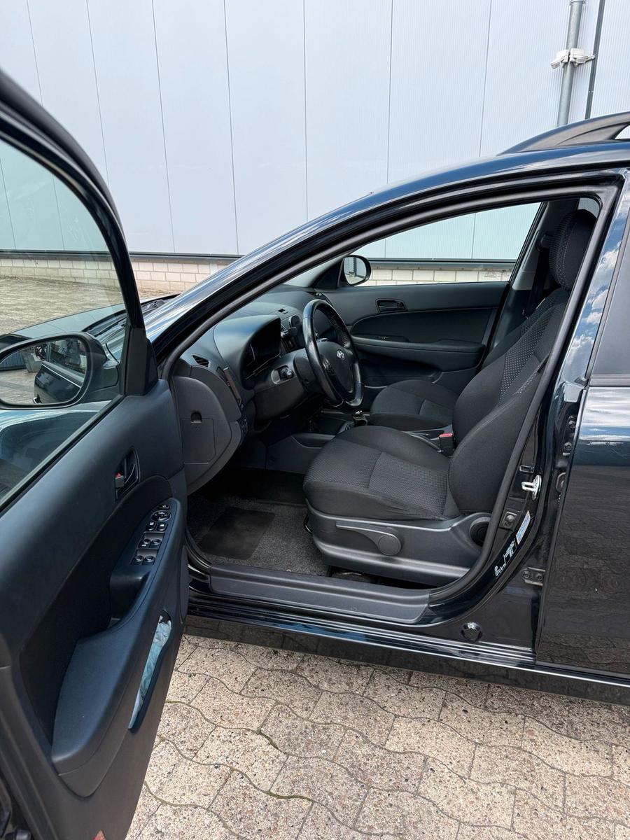 Hyundai i30 2011 — photo 8