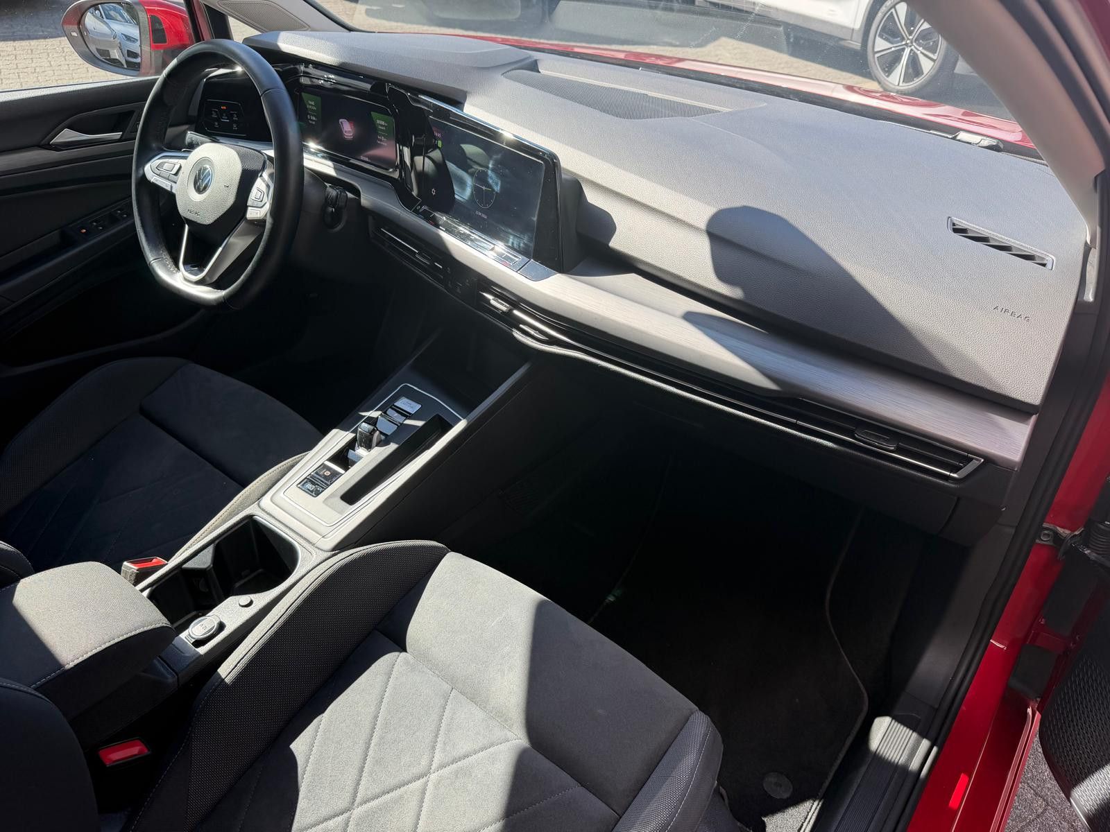 Fahrzeugabbildung Volkswagen Golf 1,5 eTSI Style >VIRTU+MEMO+LED+MASS+SHZ+ACC