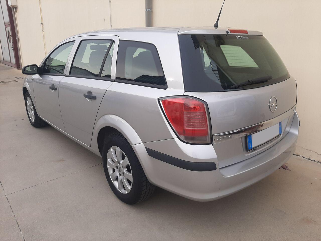 Opel Astra 2006 — салон