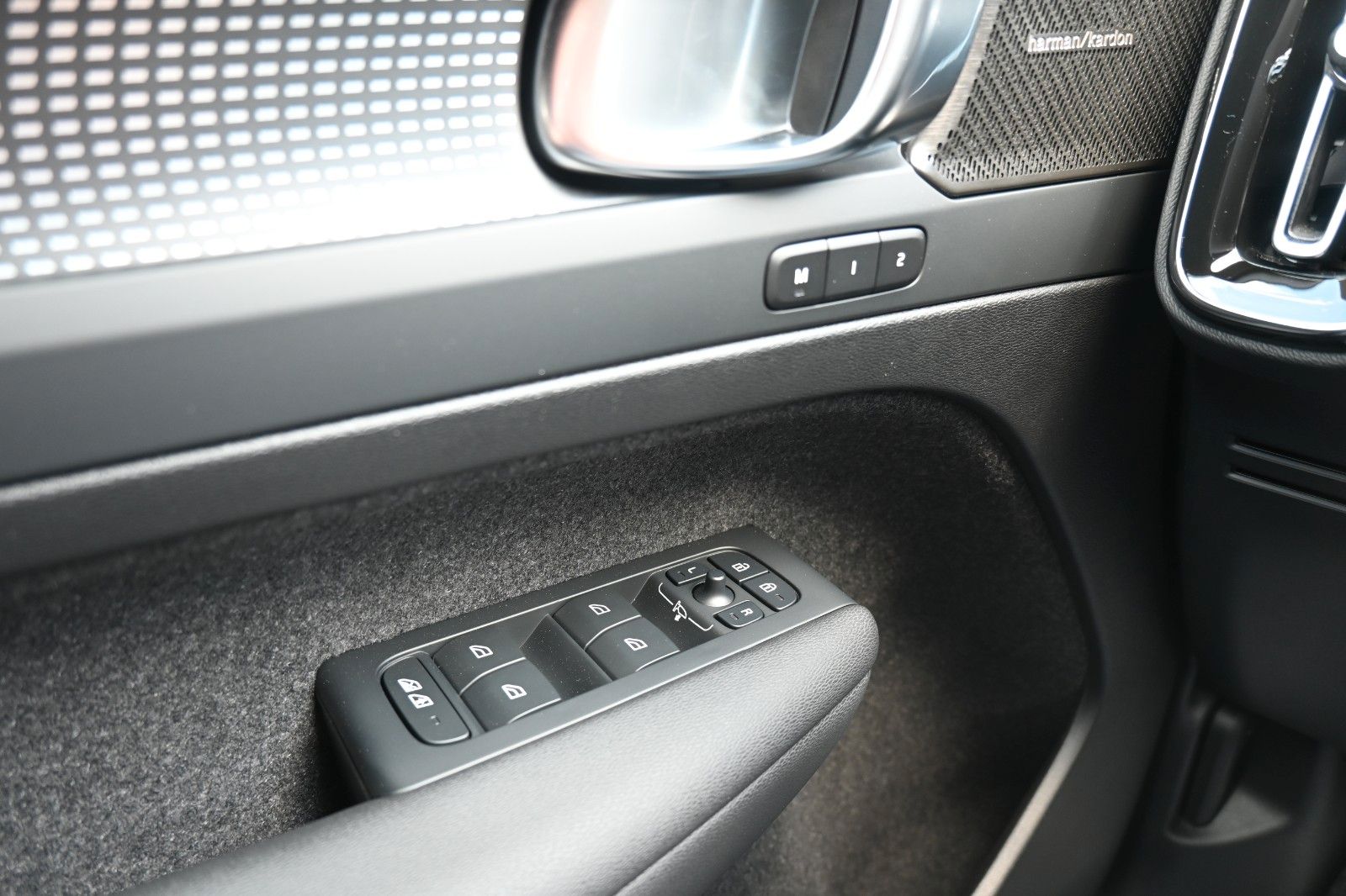 Fahrzeugabbildung Volvo XC40 B4 DKG Plus Dark*FSHZG*H&K*BLIS*ACC