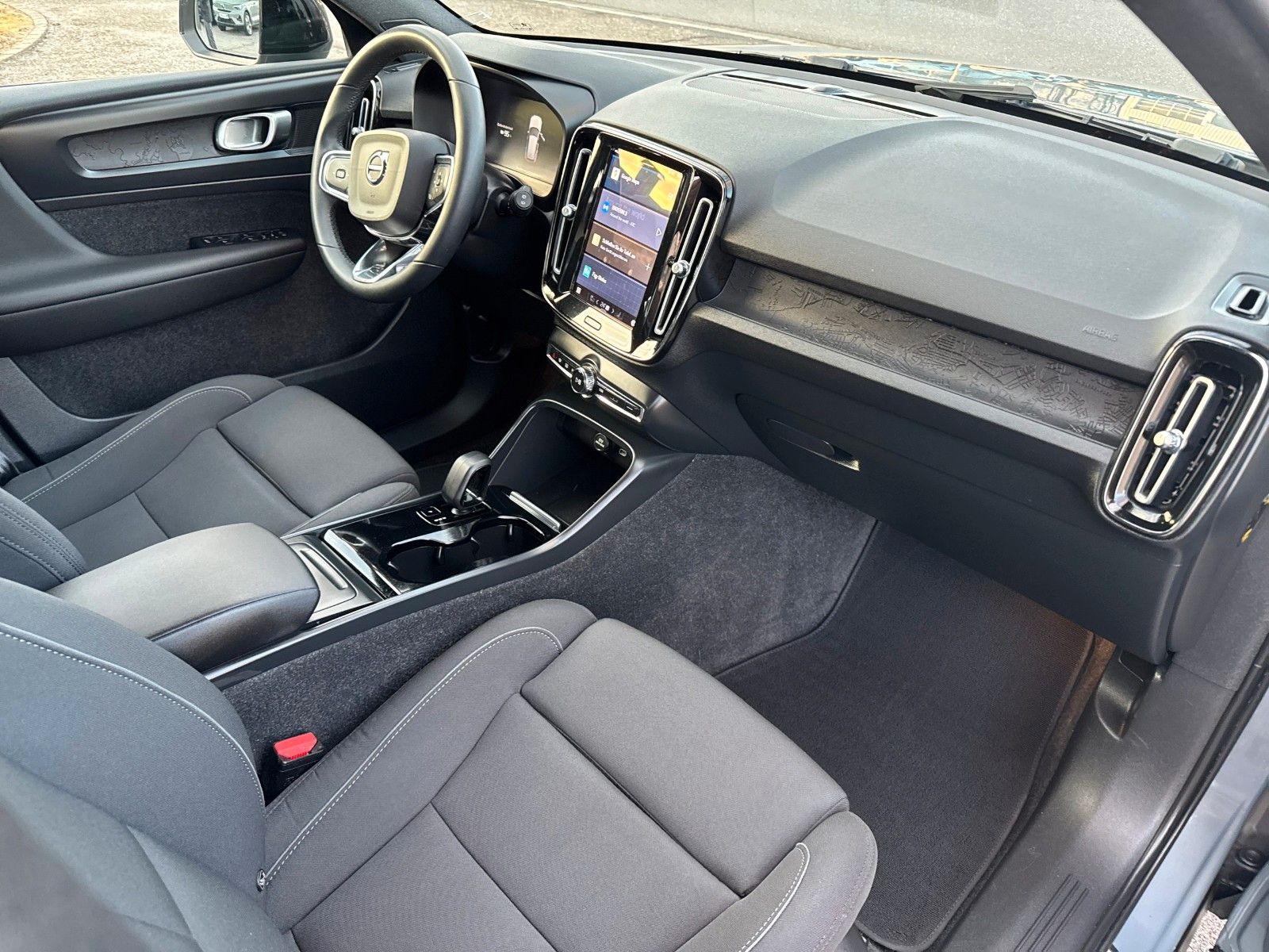 Fahrzeugabbildung Volvo XC40 Core Recharge 2WD, TEMPOMAT, ANHÄNGERKUPPLU