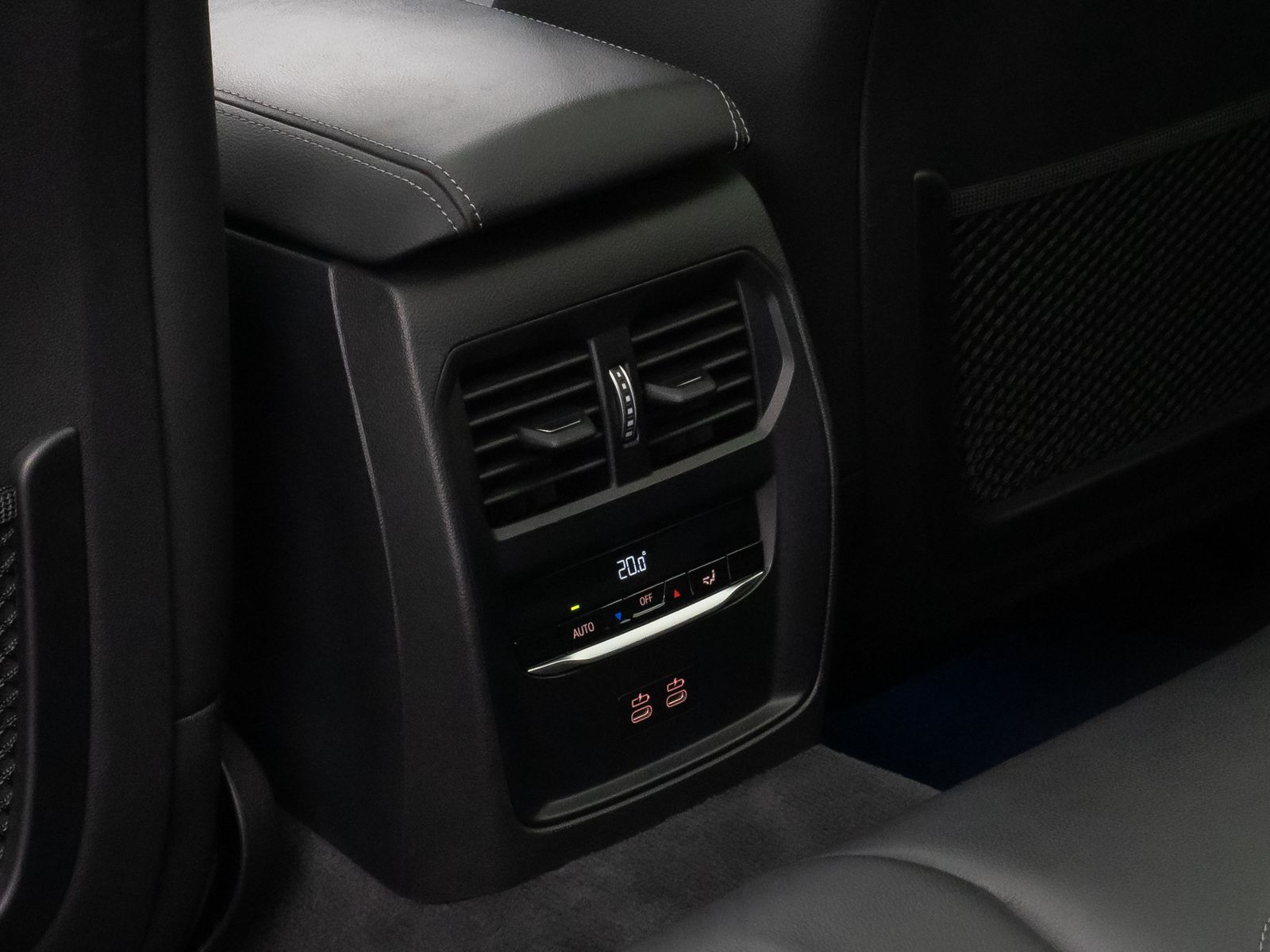 Fahrzeugabbildung BMW 330e xD M Sport Panorama Kamera HUD H/K AHK 19"
