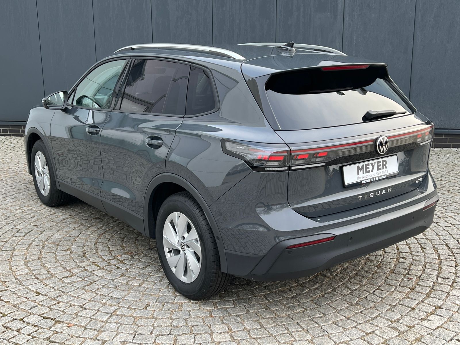 Fahrzeugabbildung Volkswagen Tiguan LIFE 1.5 eTSI DSG *AHK, LED Plus, App-Con