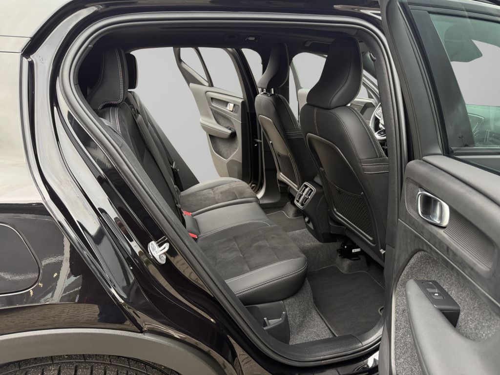 VOLVO XC40 B3 B DKG Ultra Black Edition RFK NAVi Winte VOLVO XC40 B3 B DKG Ultra Black Edition RFK NAVi Winte