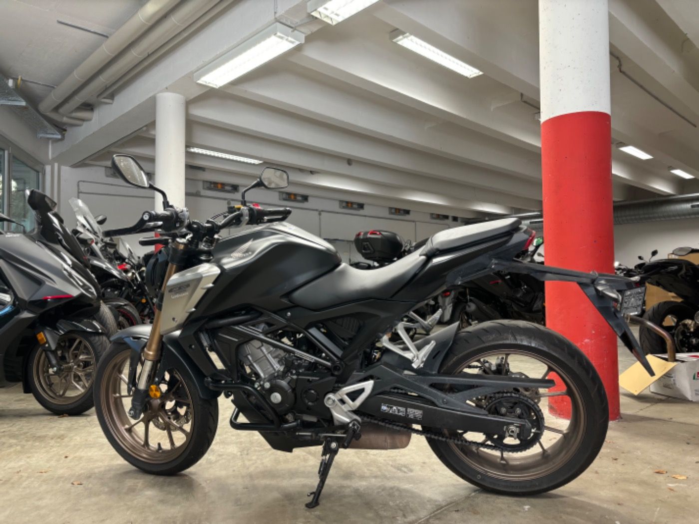 Fahrzeugabbildung Honda CB 125 R mit Motorschaden, Sturzbügel, Tiefer 4c