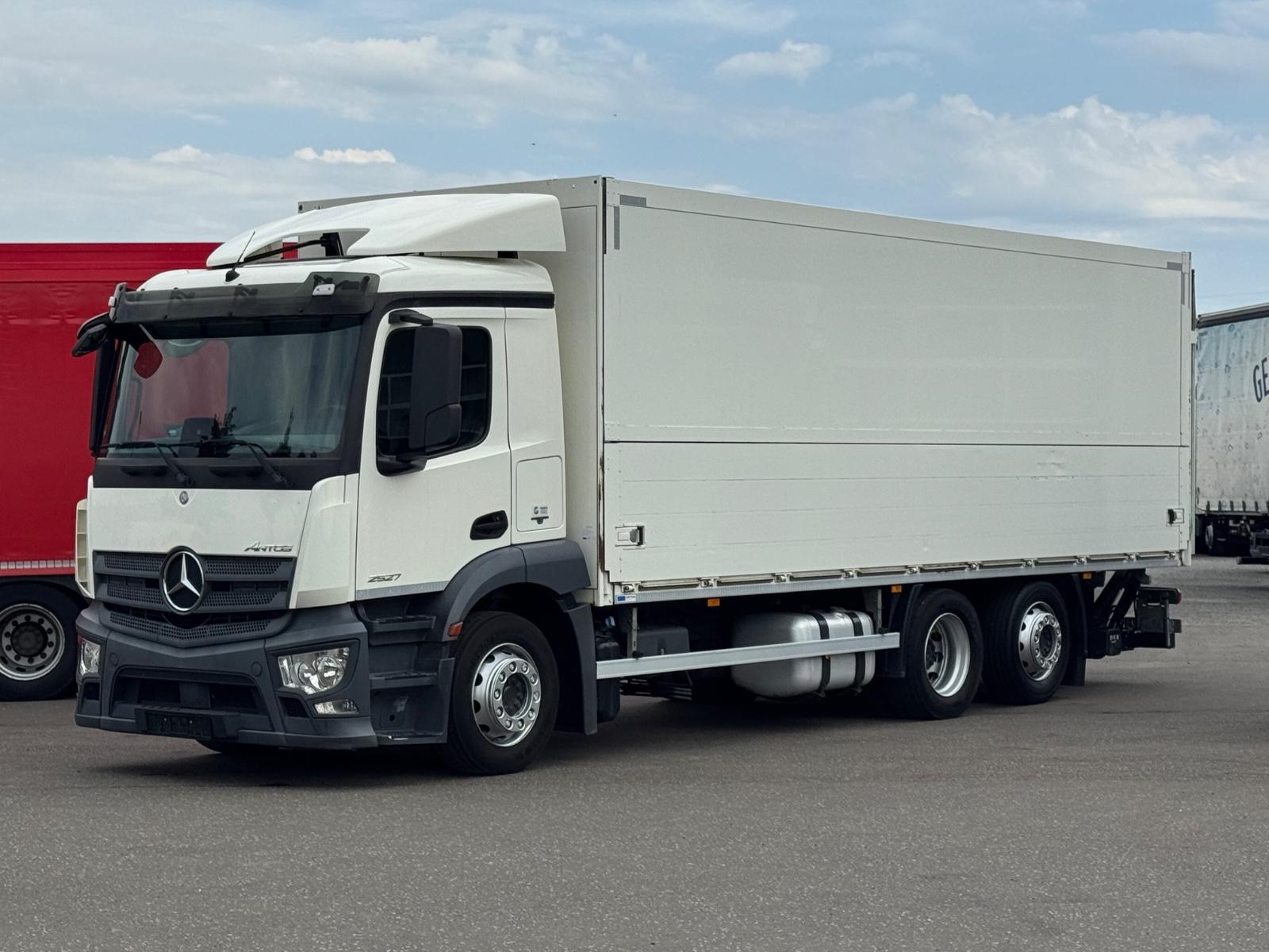 Mercedes-Benz ANTOS 2527  / LBW / 2 x AHK / LENKACHSE / 18 PAL