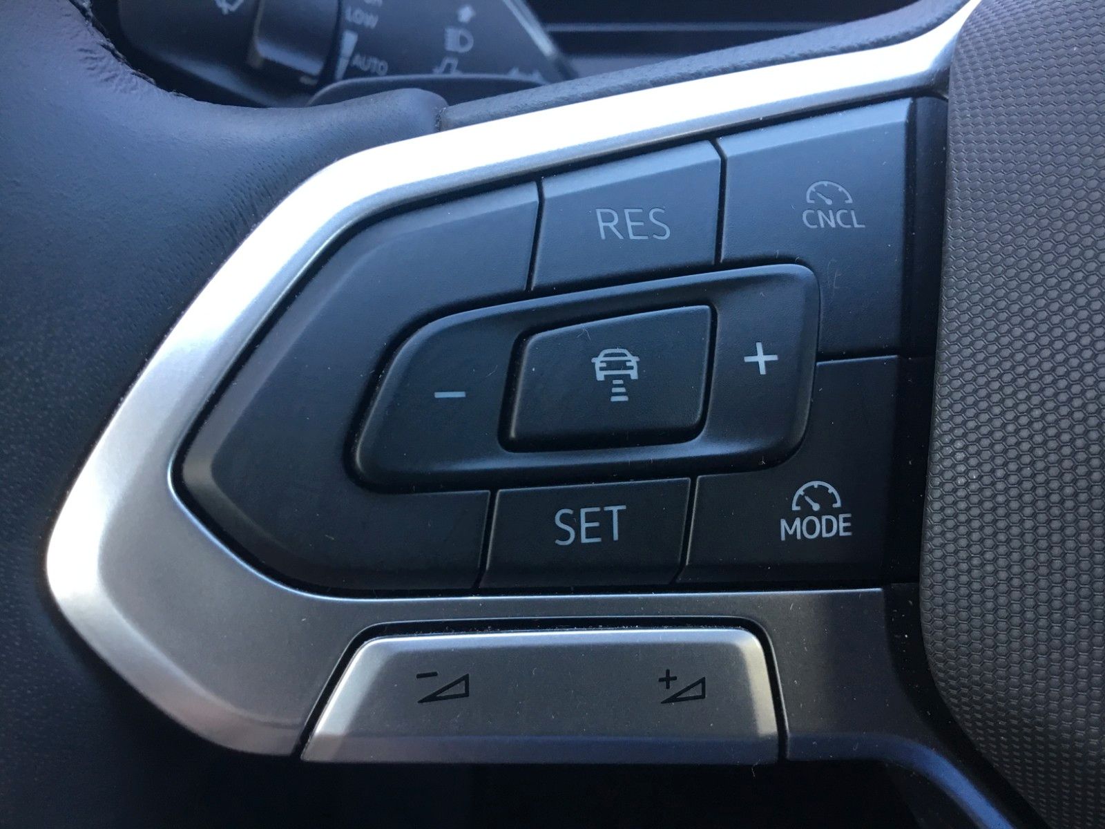 Fahrzeugabbildung Volkswagen Tiguan 1.5 eTSI DSG Life+AHK+LED+17"+Navi+Kamera