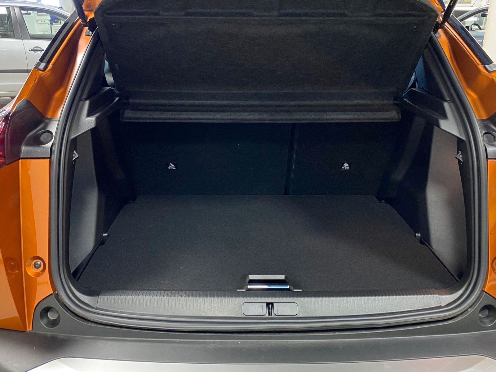 Fahrzeugabbildung Peugeot 2008 PureTech GT+NAVIGATION+LAGER+ALU+AUTOMATIK+