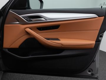 Fahrzeugabbildung BMW 520d Kamera HUD DAB Lenkrhzg Massage AHK Alarm