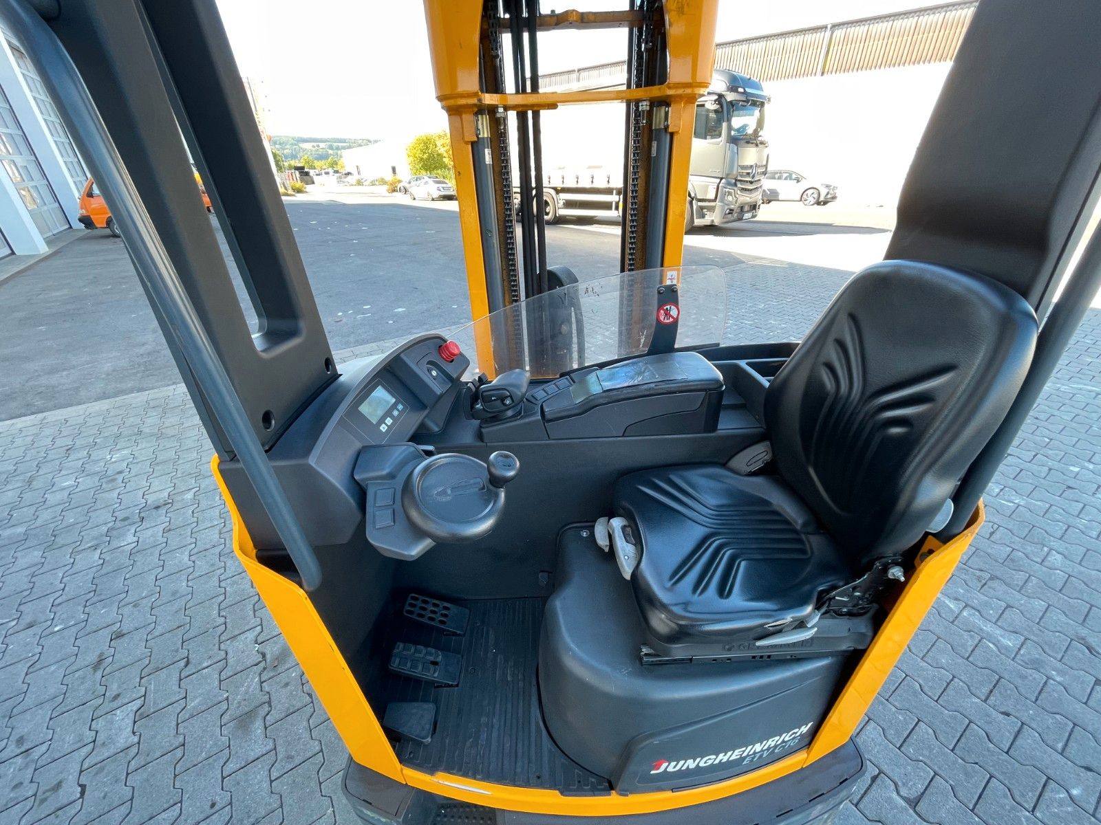 Fahrzeugabbildung Jungheinrich ETV C16 / Triplex 5.3m / SS / nur 3.594h / 2023