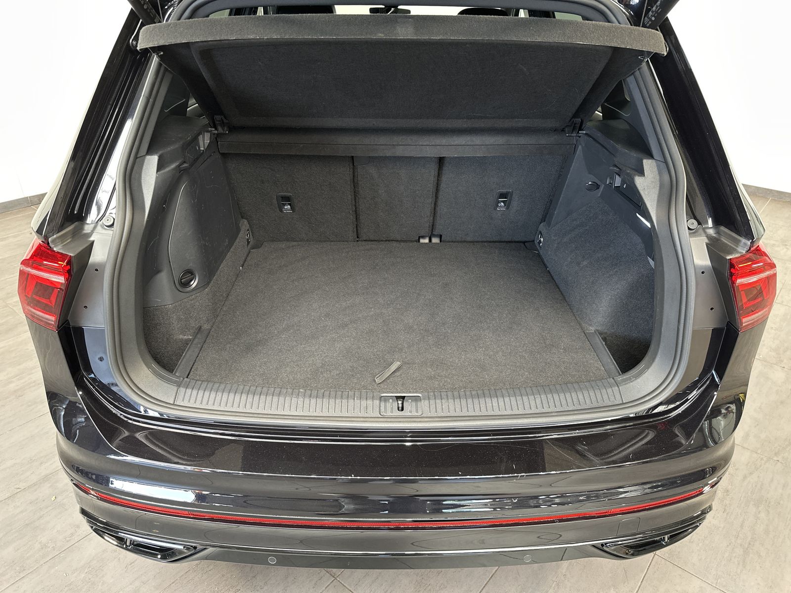 Fahrzeugabbildung Volkswagen Tiguan 1.4 TSI eHybrid R-Line NAV+MATRIX+AHK+ACC