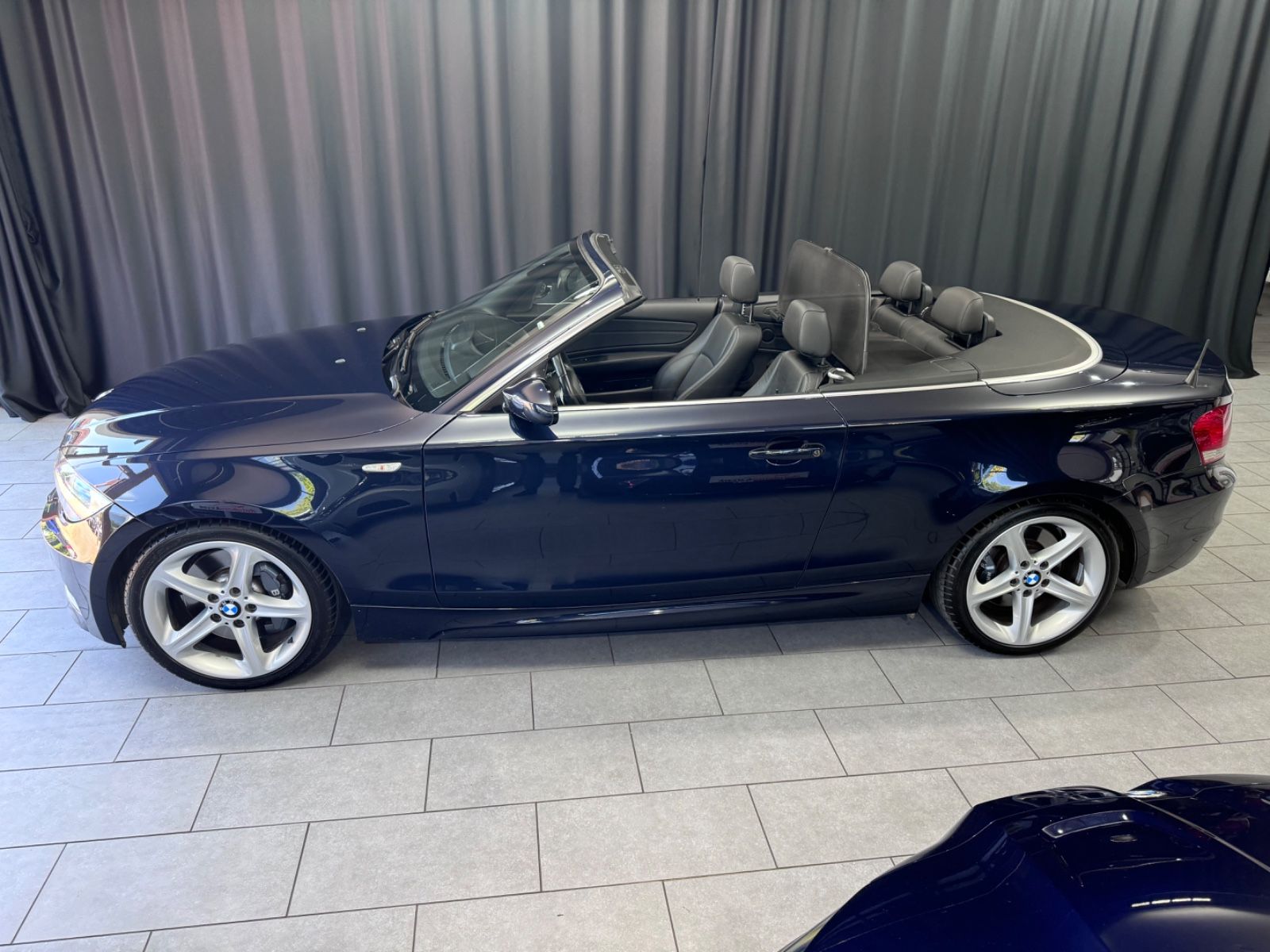 Fahrzeugabbildung BMW 135i Cabrio*M-PAKET*KEYLESS*HIFI*LEDER*NAVI*