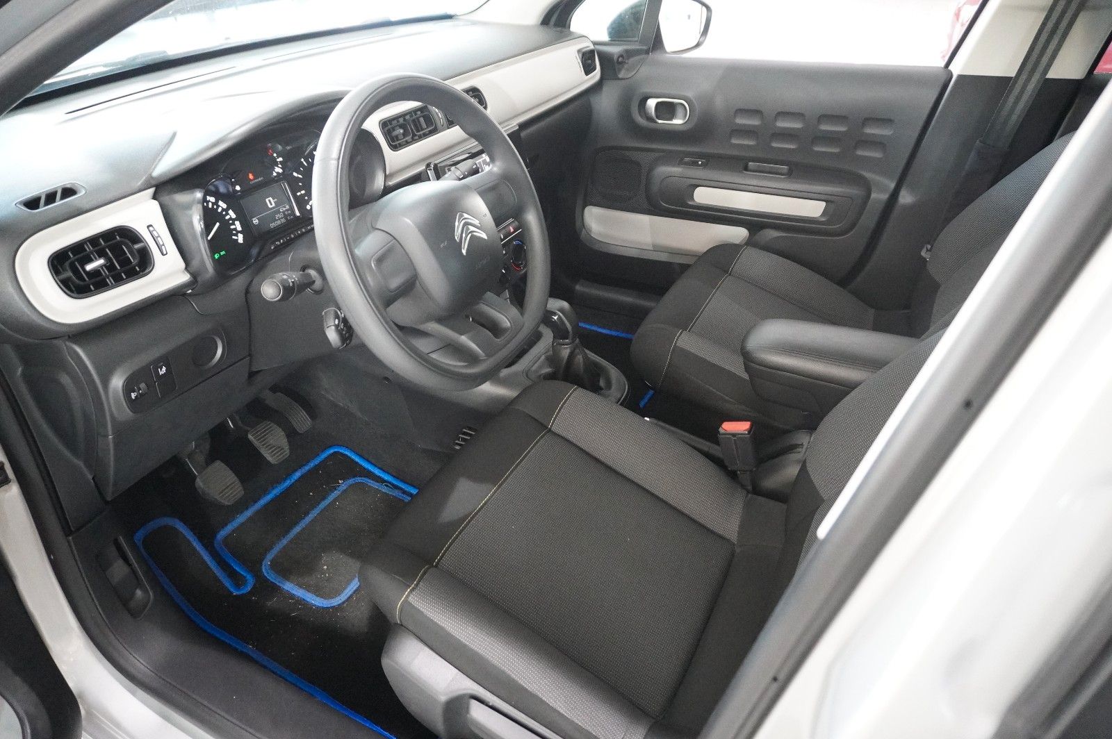 Fahrzeugabbildung Citroën C3 LIM. 1.2 LIVE KLIMA/TEMP./NEBEL/SPORT/USB