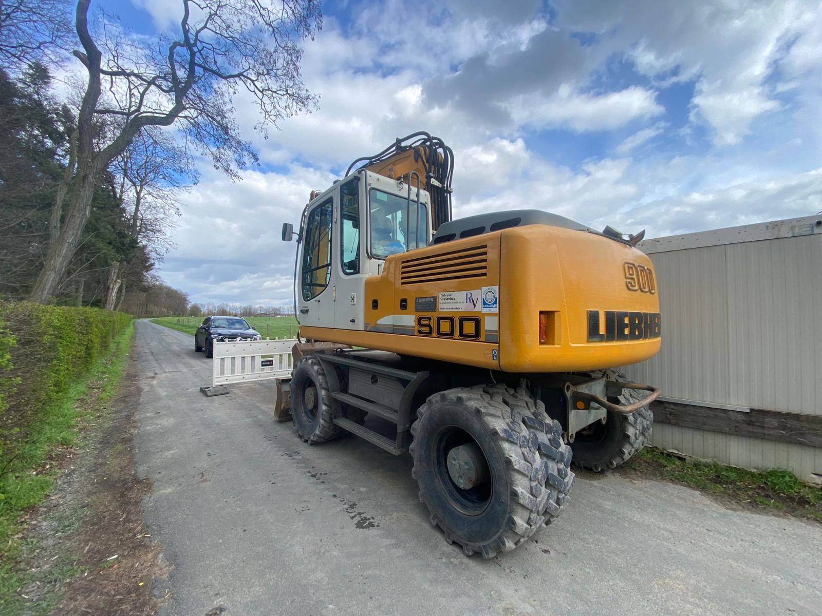 Liebherr A 900 C