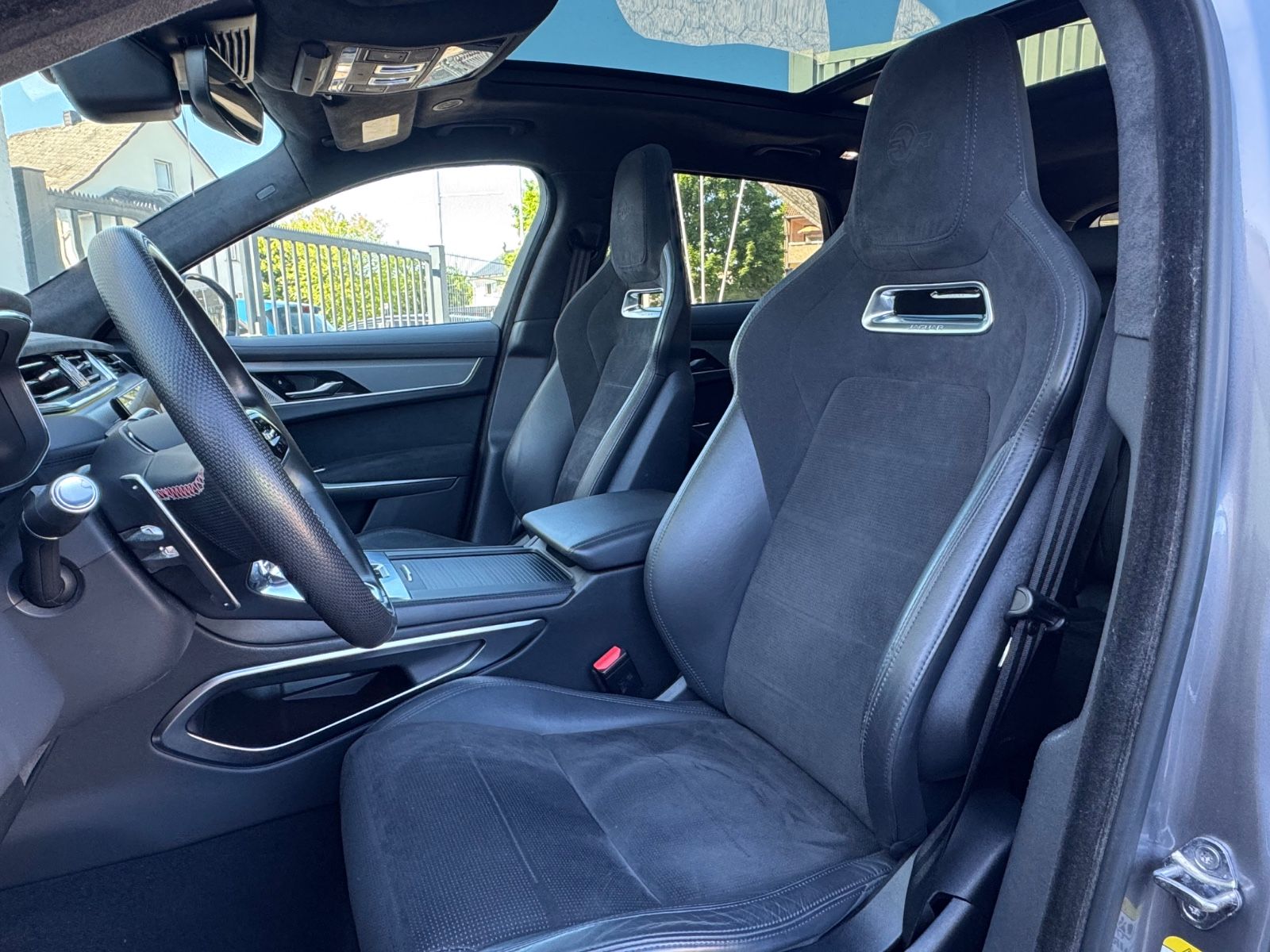 Fahrzeugabbildung Jaguar F-PACE SVR /PANO/MERIDIAN/360°KAM/HUD/AMBIENTE