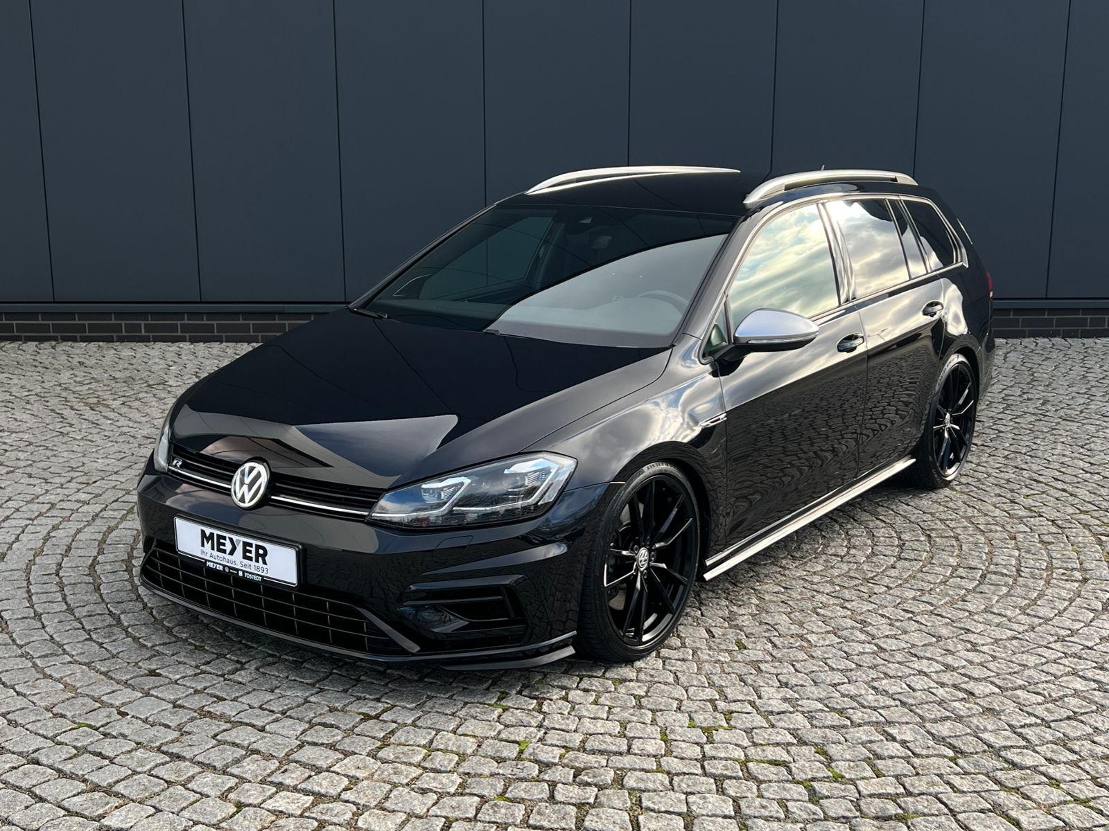 Fahrzeugabbildung Volkswagen Golf VII Variant R 2.0 TSI DSG 4MOTION *LED,DYNA