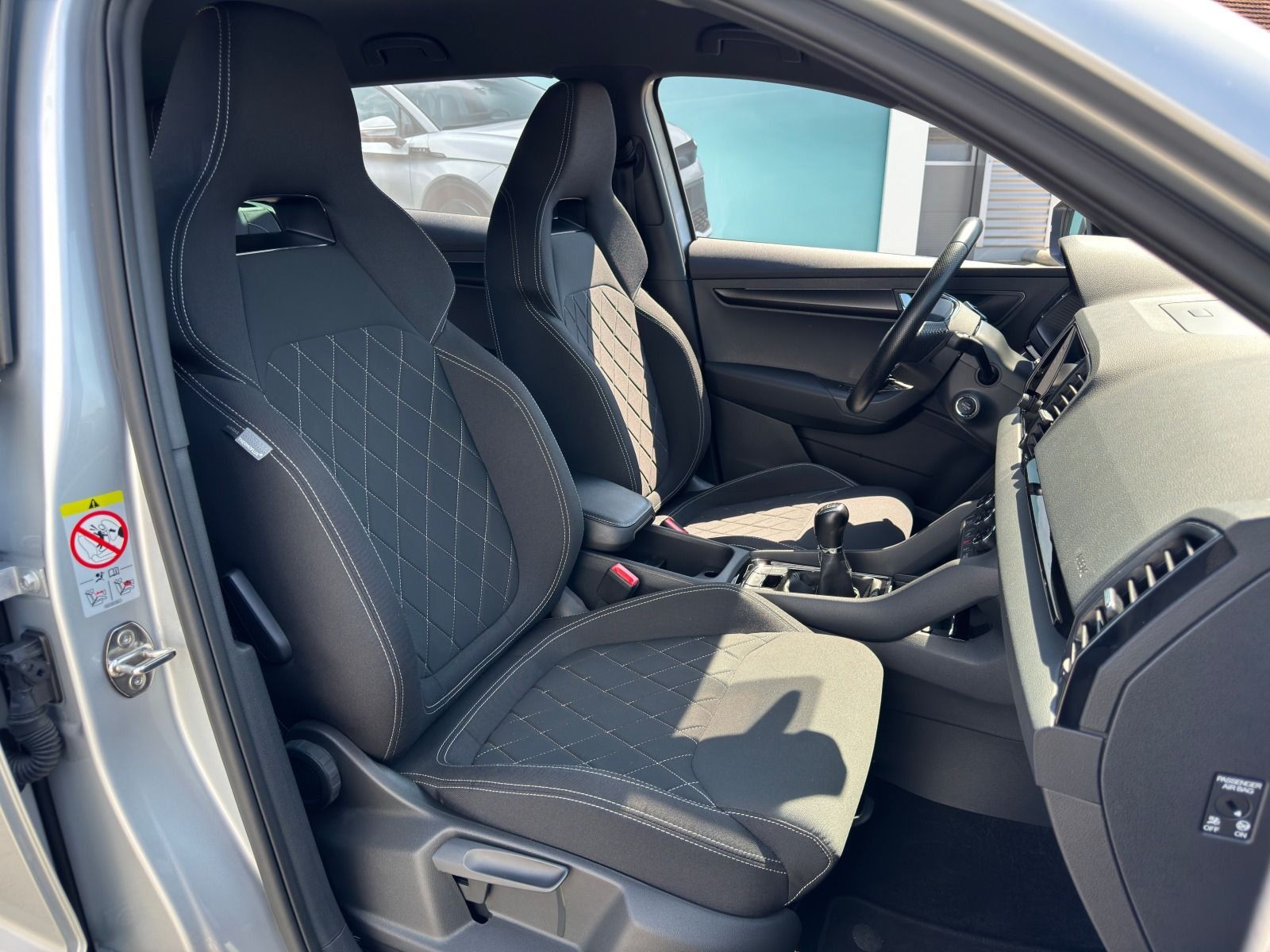 Fahrzeugabbildung SKODA Karoq Sportline 1.5TSI 6-Gang*AHK*RFK*Matrix*eHe